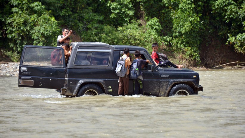 Pelajar Aceh Nekat Menyeberangi Sungai Deras karena Jembatan Rusak sejak 2004 - Bagian 1