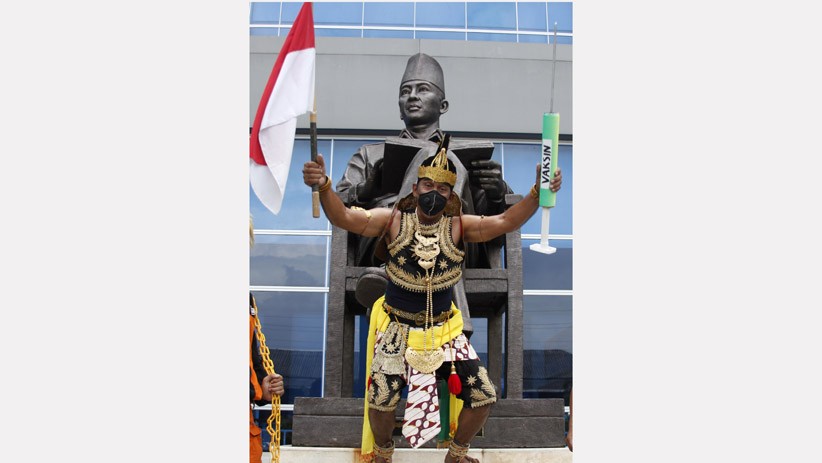 Ketakutan Melihat Jarum, Tokoh Wayang Ini Dirantai saat Disuntik Vaksin Covid-19 - Bagian 3