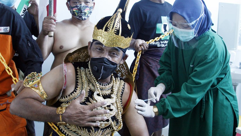 Ketakutan Melihat Jarum, Tokoh Wayang Ini Dirantai saat Disuntik Vaksin Covid-19 - Bagian 2