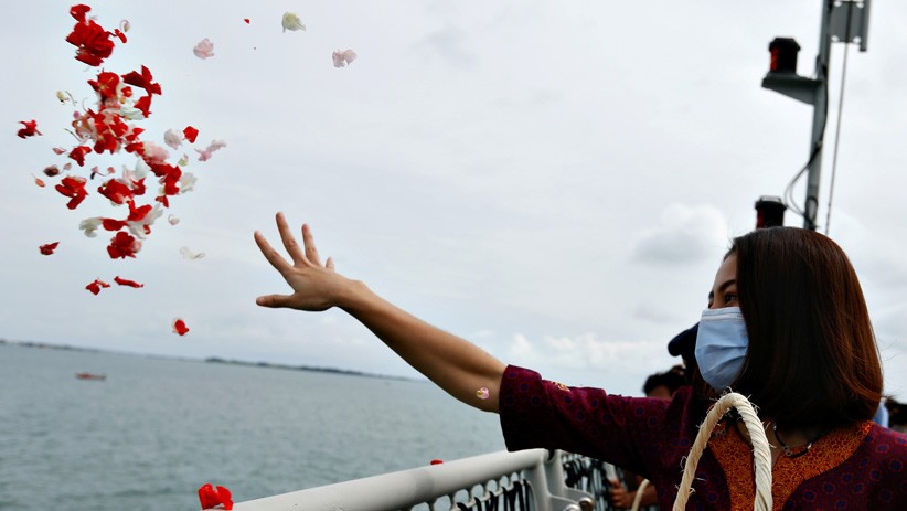 Tangis Keluarga Korban dan Kru Sriwijaya Air Pecah saat Tabur Bunga - Bagian 2