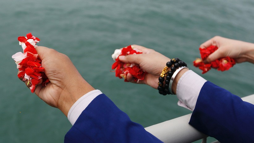 Tangis Keluarga Korban dan Kru Sriwijaya Air Pecah saat Tabur Bunga - Bagian 3