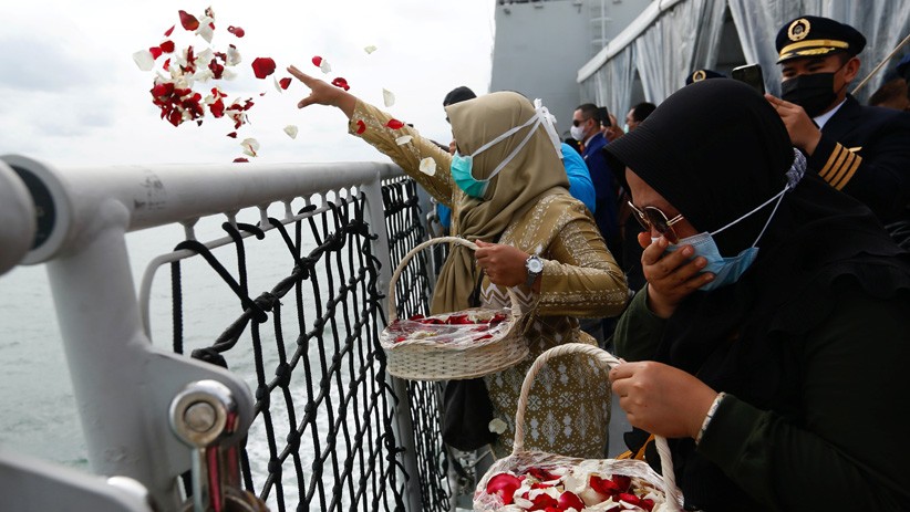Tangis Keluarga Korban dan Kru Sriwijaya Air Pecah saat Tabur Bunga - Bagian 1