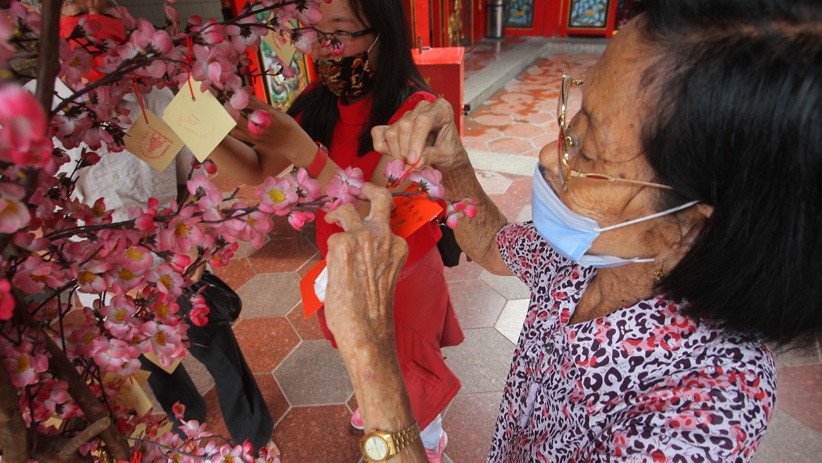 Jelang Tahun Baru Imlek, 1.500 Lansia Dapat Angpau - Bagian 4