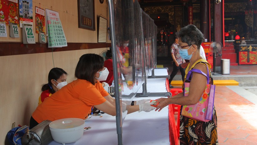 Jelang Tahun Baru Imlek, 1.500 Lansia Dapat Angpau - Bagian 2