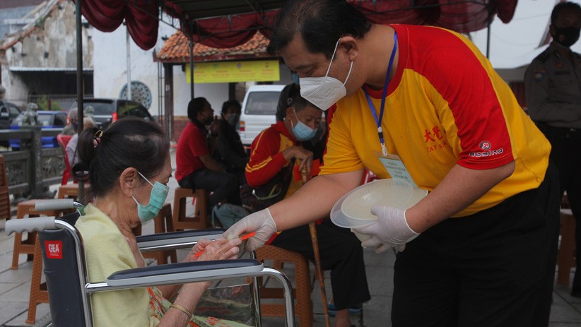 Jelang Tahun Baru Imlek, 1.500 Lansia Dapat Angpau - Bagian 3