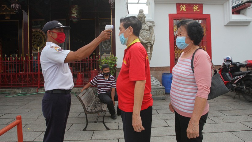 Jelang Tahun Baru Imlek, 1.500 Lansia Dapat Angpau - Bagian 5