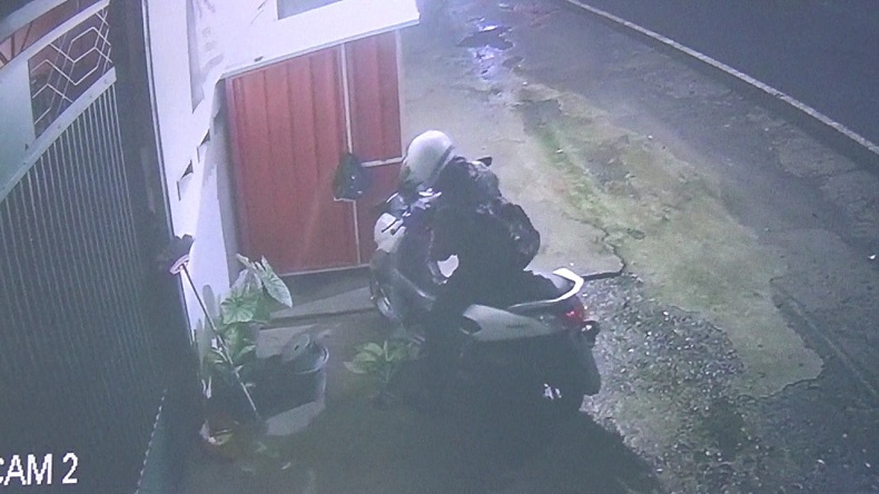 Perempuan Pengendara Motor di Maros Maling Kembang Warga Senilai Rp900.000