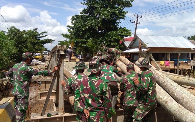 Anggota Kodim 1006/Martapura Bantu Kejar Target Pembangunan Jembatan Darurat Mataraman