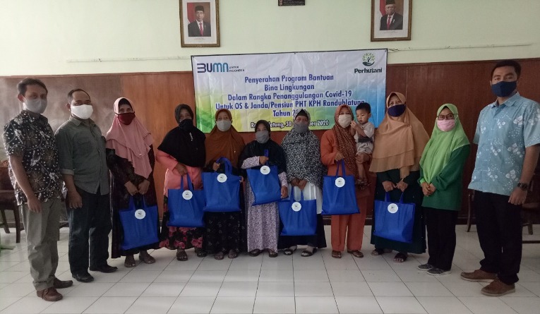 Perhutani Randublatung Salurkan 100 Paket Sembako Bagi Para Janda 