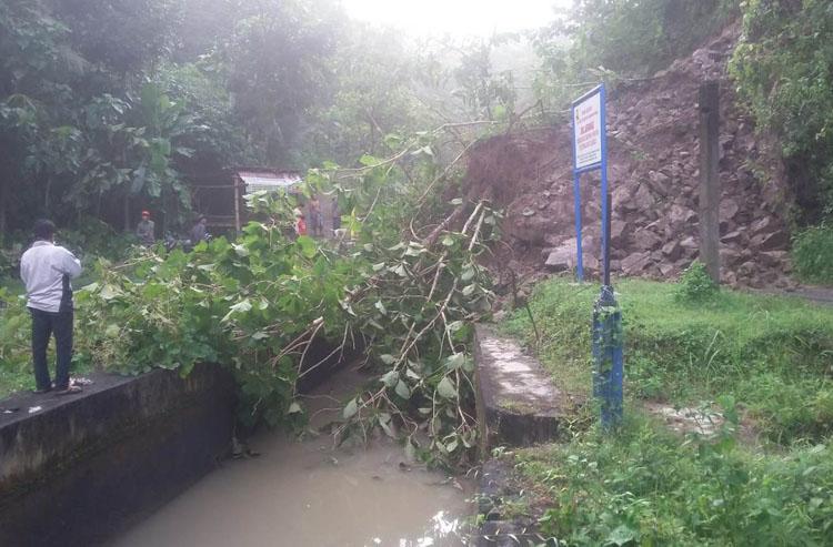 Bukit Paras Longsor, Jalan Desa dan Saluran Irigasi Kalibawang Tertutup