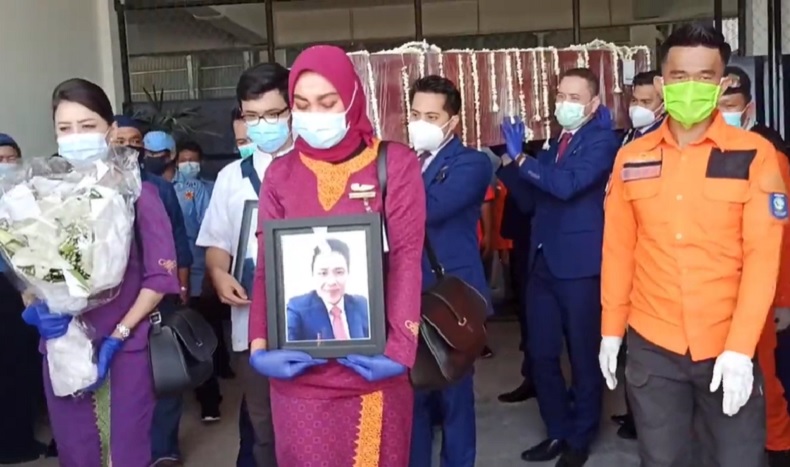 title Tangis Haru Sambut Jenazah Pramugara Sriwijaya Air Yulian Andika di Pangkalpinang Tangis Haru Sambut Jenazah Pramugara Sriwijaya Air Yulian Andika di Pangkalpinang