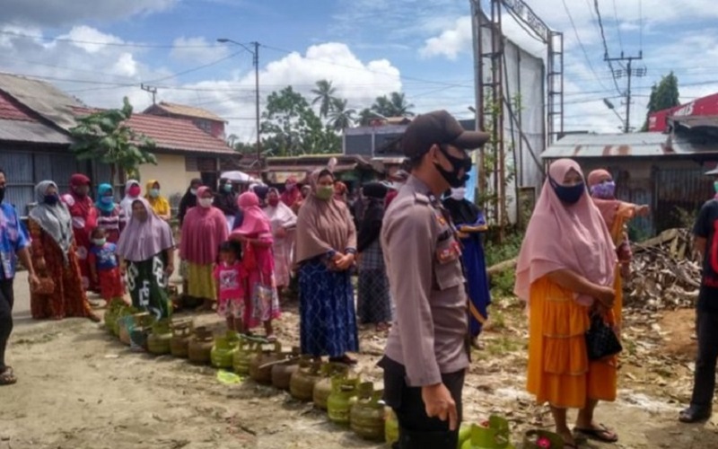 Pascabanjir Polisi Kawal Operasi Pasar Gas Elpiji 3 Kg 