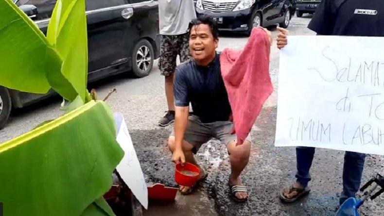 Protes Jalan Rusak, Warga Labuhan Deli Tanam Pohon Pisang dan Mandi di Genangan Air