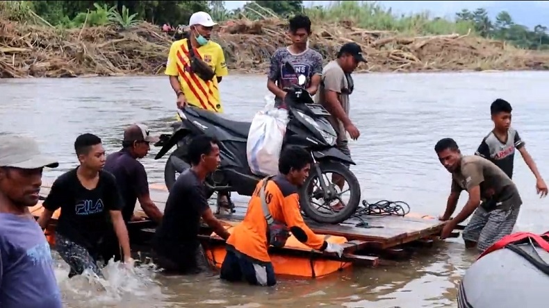 title Jembatan di Halut Putus Diterjang Banjir, Warga Seberangi Sungai dengan Rakit Darurat Jembatan di Halut Putus Diterjang Banjir, Warga Seberangi Sungai dengan Rakit Darurat