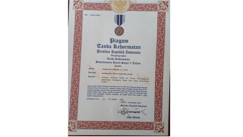 Selamat, Kadis PUPR Malut Dapat Penghargaan Satyalencana Karya Satya dari Presiden Jokowi