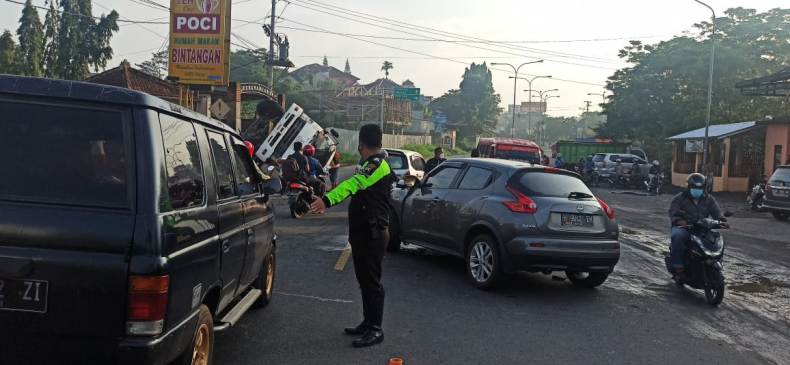 Nissan Juke Vs Truk di Bawen, 2 Pengemudi Luka 