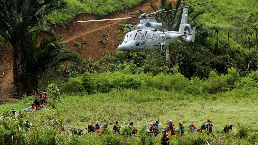Marinir TNI AL Kerahkan Helikopter Salurkan Bantuan untuk Korban Gempa Majene - Bagian 1