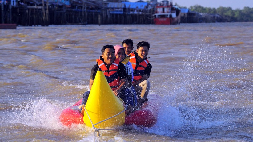 Serunya Naik Banana Boat Menyusuri Pesisir Pantai Timur Sumatera - Bagian 1