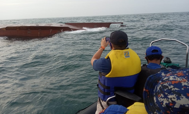 title Bangkai Tug Boat Mitra Jaya XIX Ditemukan, 5 ABK Diduga Terjebak di Dalam Bangkai Tug Boat Mitra Jaya XIX Ditemukan, 5 ABK Diduga Terjebak di Dalam