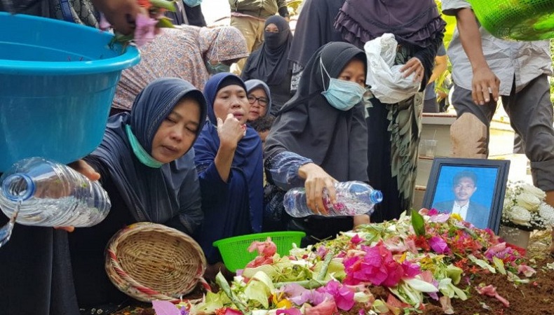 Isak Tangis Keluarga Iringi Pemakaman Korban Sriwijaya Air SJ-182 Asal Lubuklinggau