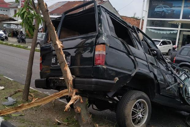 Oleng Masuk Sebrang Jalan, Kijang Ditabrak HiAce