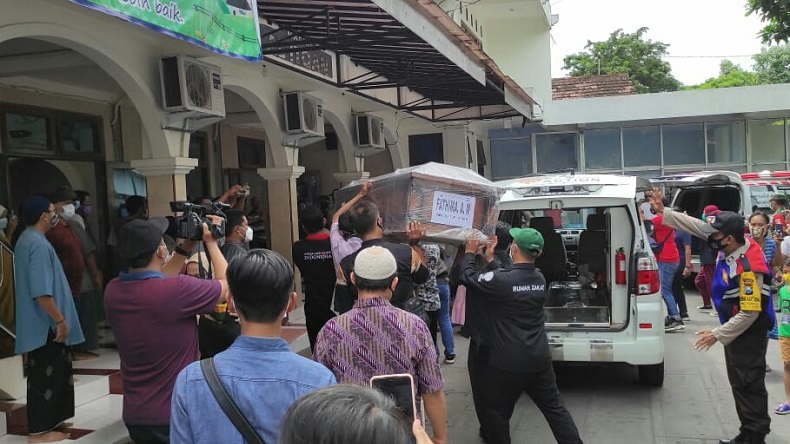 Tangis Perwira TNI AU Pecah saat Antarkan Jenazah Istri dan Anak Korban Sriwijaya Air ke Kediri