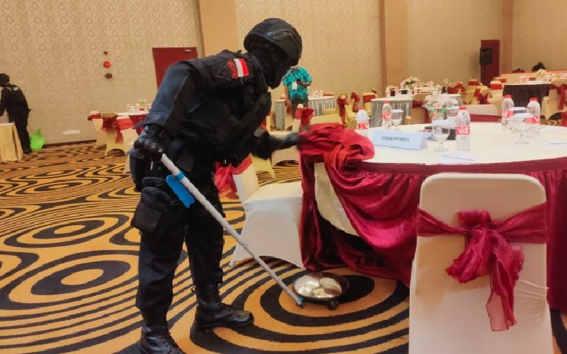 Brimob Sterilisasi Ruangan Rapat Pleno Penetapan Bupati dan Wabup Merauke