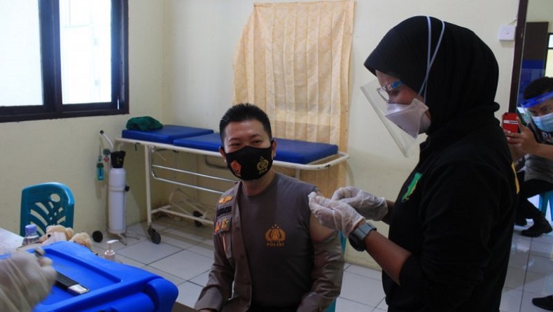  Tekan Penyebaran Covid, Nakes di Biddokes Polda Malut Jalani Vaksinasi
