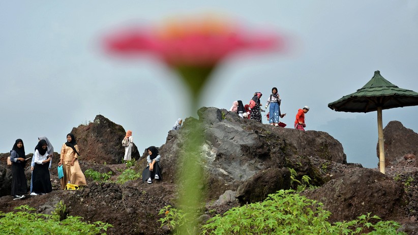 Spot Foto Bebatuan Alam Gunung Guntur Jadi Daya Tarik Wisatawan - Bagian 2