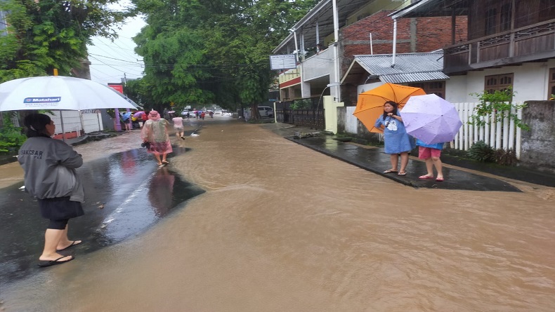 Pemkab Minahasa Tenggara Kirim Bantuan Alat Berat Atasi Bencana di Manado
