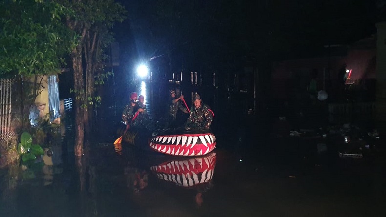 title Lantamal VIII Manado Bantu Evakuasi Warga Terdampak Banjir Lantamal VIII Manado Bantu Evakuasi Warga Terdampak Banjir