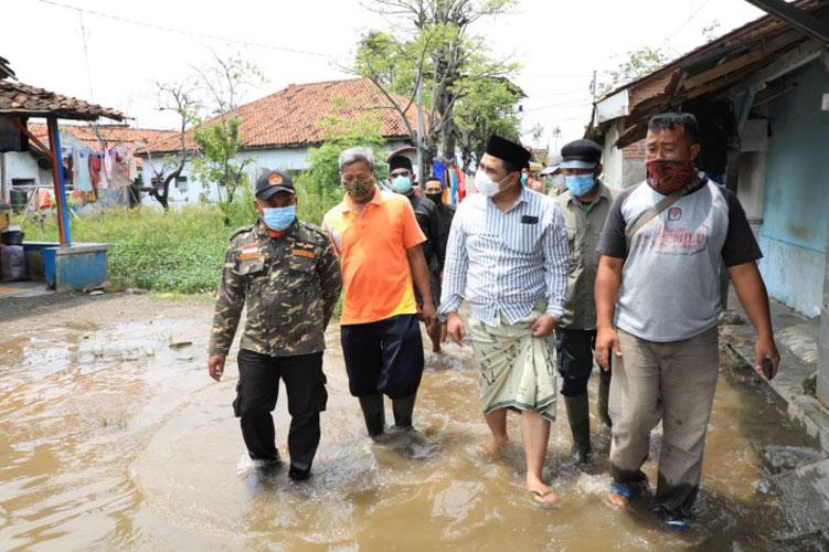 Tinjau Banjir di Pekalongan, Gus Yasin Keceh Pakai Sarung dan Sandal Jepit 