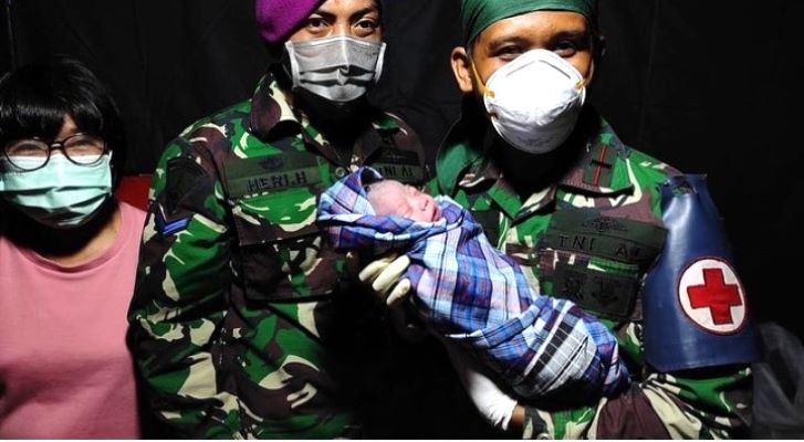 Kisah Haru Ibu Korban Gempa Mamuju Melahirkan Bayi di Tenda Pengungsian