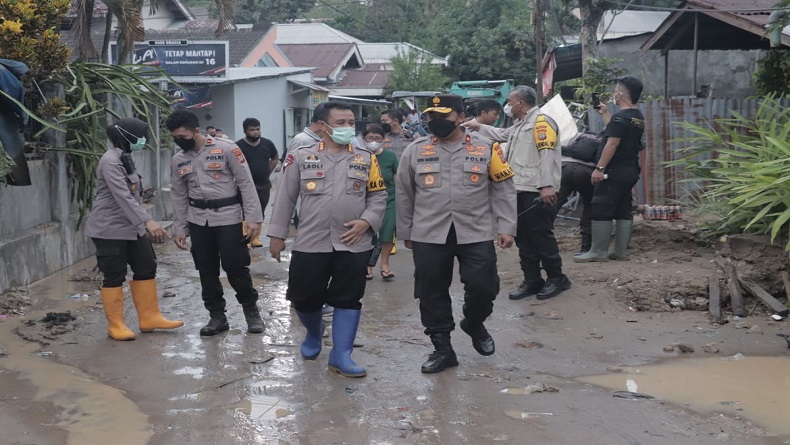 Prioritaskan Tugas Kemanusiaan, Wakapolda Sulut Datangi Lokasi Banjir di Manado 