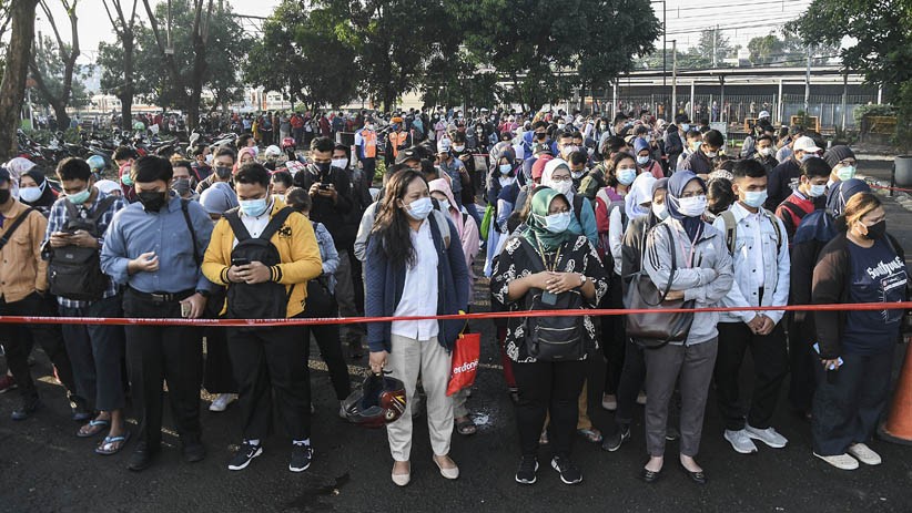 Ratusan Penumpang KRL Antre Masuk Stasiun Bekasi - Bagian 1