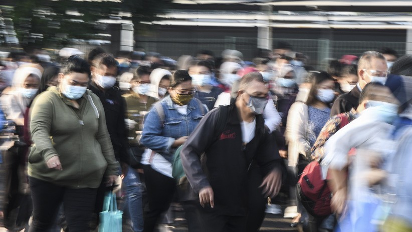 Ratusan Penumpang KRL Antre Masuk Stasiun Bekasi - Bagian 2