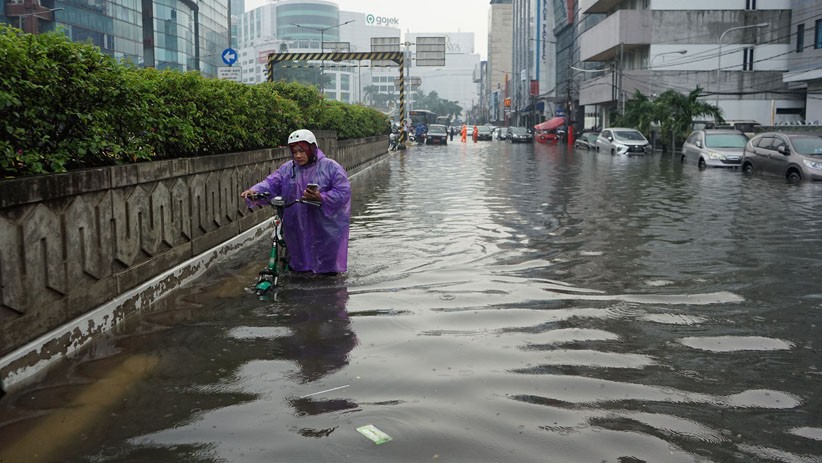 Jalanan Depan Lapangan Bhayangkara Mabes Polri Terendam Air Setinggi 50 Cm - Bagian 2
