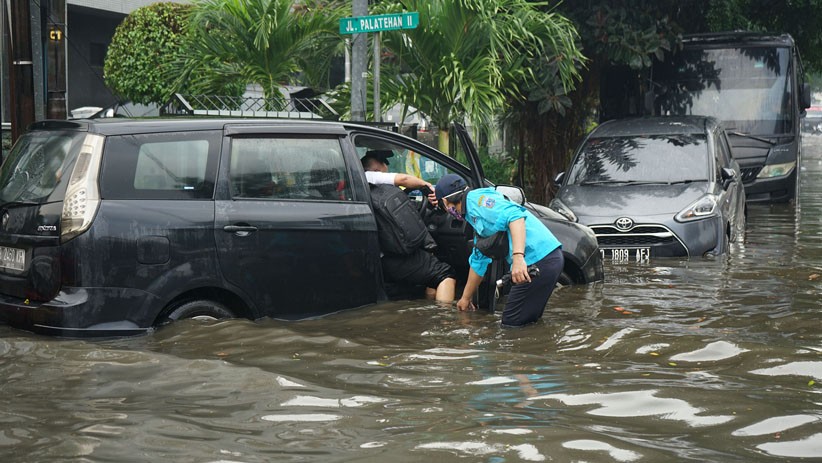 Jalanan Depan Lapangan Bhayangkara Mabes Polri Terendam Air Setinggi 50 Cm - Bagian 3