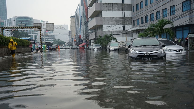 Jalanan Depan Lapangan Bhayangkara Mabes Polri Terendam Air Setinggi 50 Cm - Bagian 1