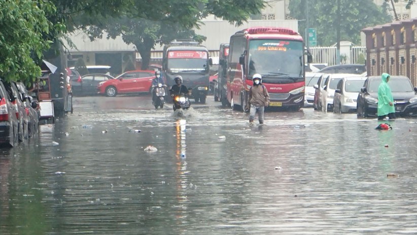 Jalanan Depan Lapangan Bhayangkara Mabes Polri Terendam Air Setinggi 50 Cm - Bagian 4