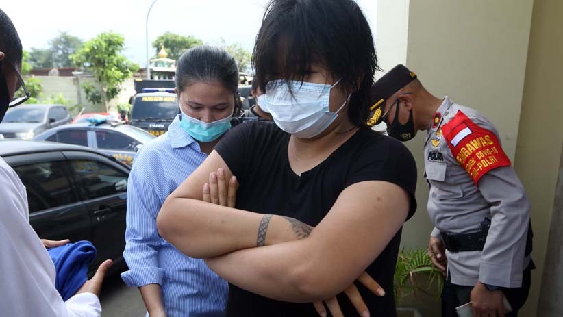 Ini Dia Perempuan Bertato Pelaku Mesum di Halte Bus Kramat Raya - Bagian 2