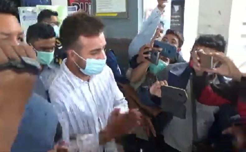 Bule Rusia yang Viral Naik Motor Terjun ke Laut Diusir dari Bali