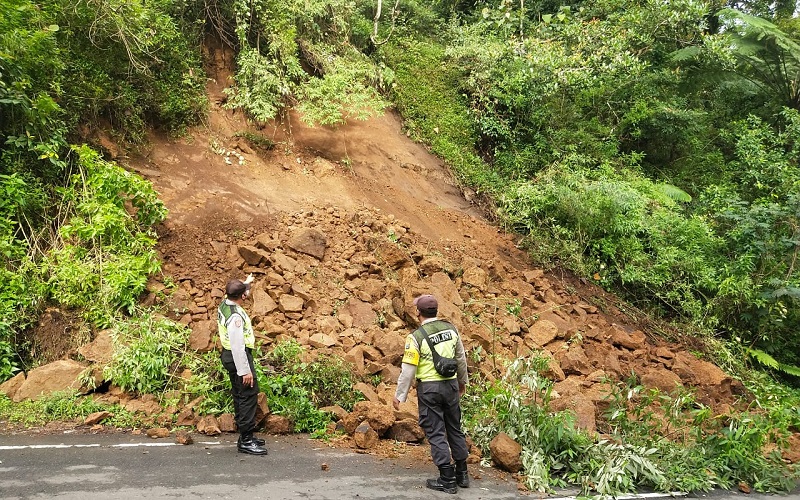 Tebing 10 Meter Ambrol, Akses Mojokerto-Batu Tertimbun Material Longsor 