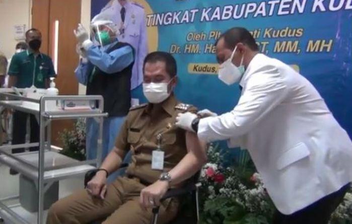 Vaksinasi Covid-19 di Kudus, Plt Bupati Hartopo Terima Suntikan Pertama 