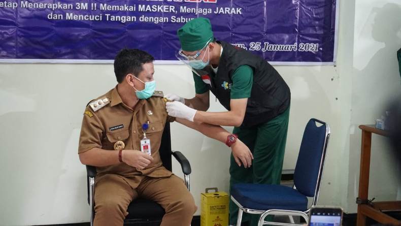 title Disuntik Vaksin Covid-19, Wakil Wali Kota Pekalongan Mengaku Tidak Gemetar Disuntik Vaksin Covid-19, Wakil Wali Kota Pekalongan Mengaku Tidak Gemetar