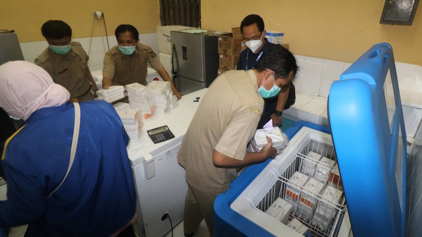 3.680 Dosis Vaksin Covid-19 Sinovac Tahap Pertama Tiba di Kediri 3.680 Dosis Vaksin Covid-19 Sinovac Tahap Pertama Tiba di Kediri