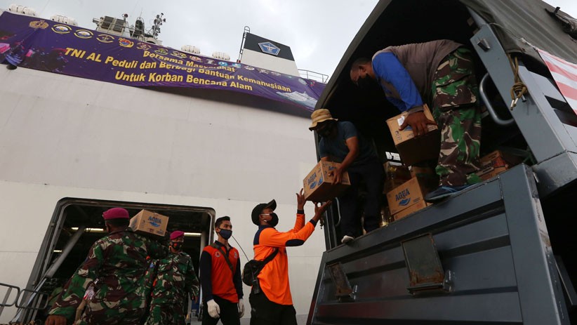 TNI AL Kerahkan KRI Banda Aceh Kirim Bantuan untuk Korban Bencana Alam - Bagian 3