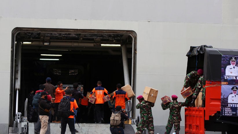 TNI AL Kerahkan KRI Banda Aceh Kirim Bantuan untuk Korban Bencana Alam - Bagian 2
