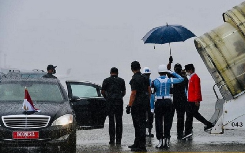 Disambut Hujan Deras di Palembang, Jokowi Minta Masyarakat Waspada