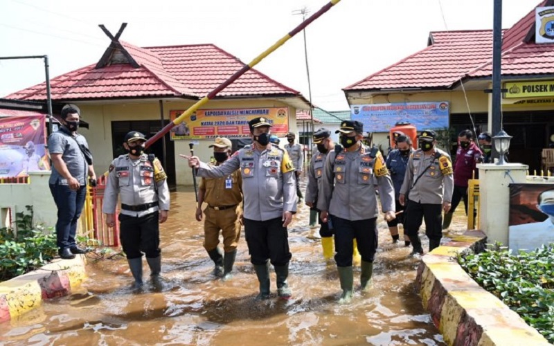 title Irjen Pol Rikwanto Cek Mapolsek Tergenang Banjir di Martapura Irjen Pol Rikwanto Cek Mapolsek Tergenang Banjir di Martapura